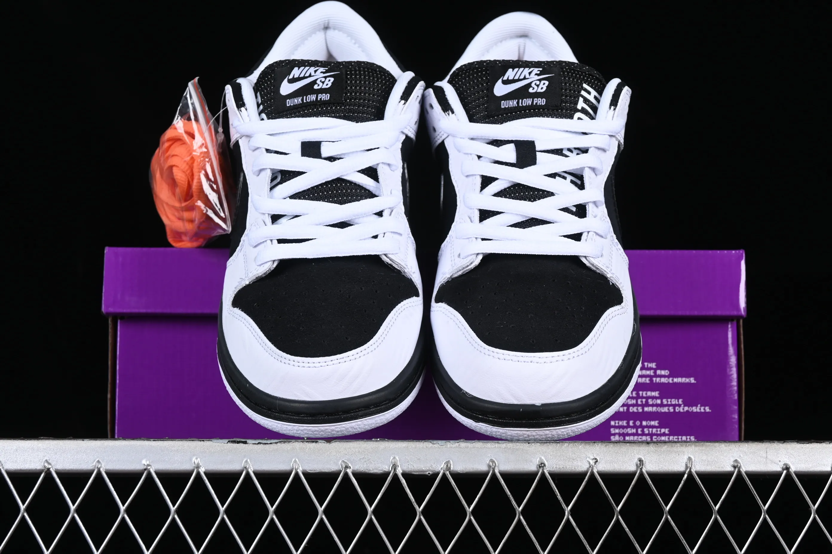 All categories Nk SB Dunk Series Nk SB Dunk Low low-top sneakers Cost-effective version Tightbooth x Nk SB Dunk joint model Reverse Panda SB low-top casual sports skateboard shoes FD2629-100
